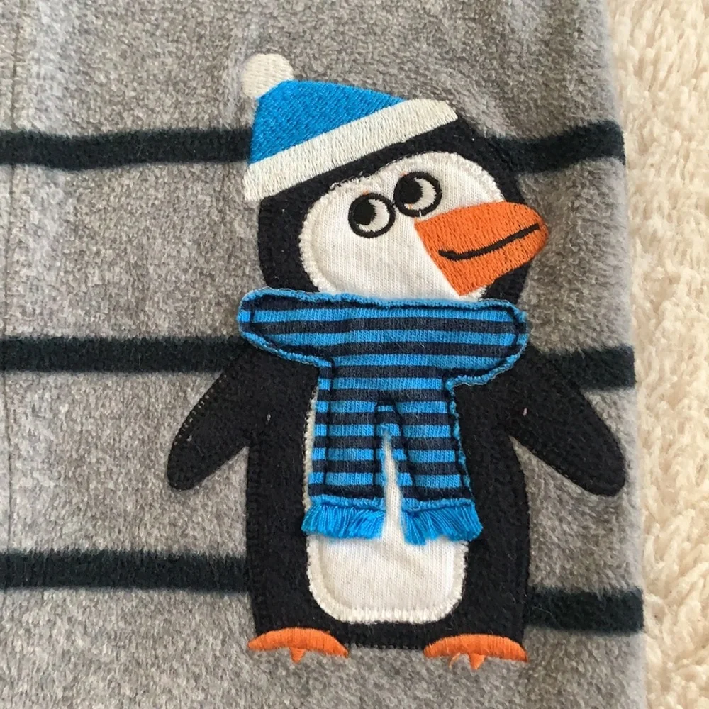 Carter’s 6M Gray & Black Penguin Fleece Romper EUC Sleeper
